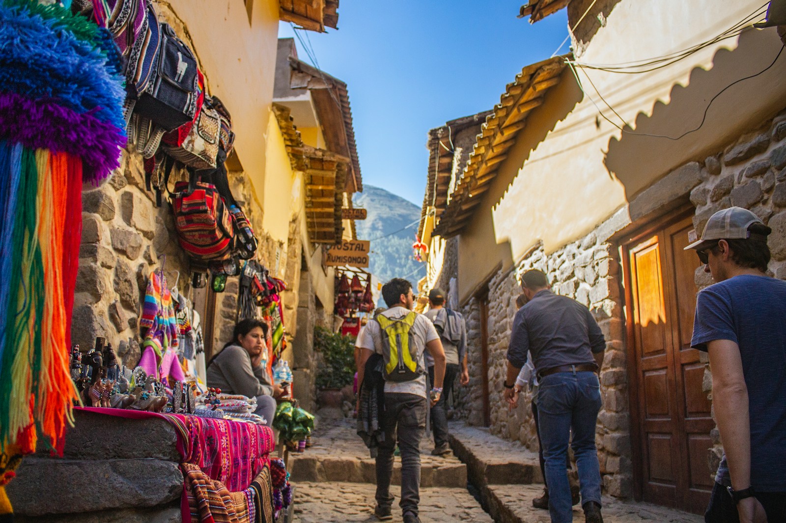 Personas caminando por una calle de Cusco