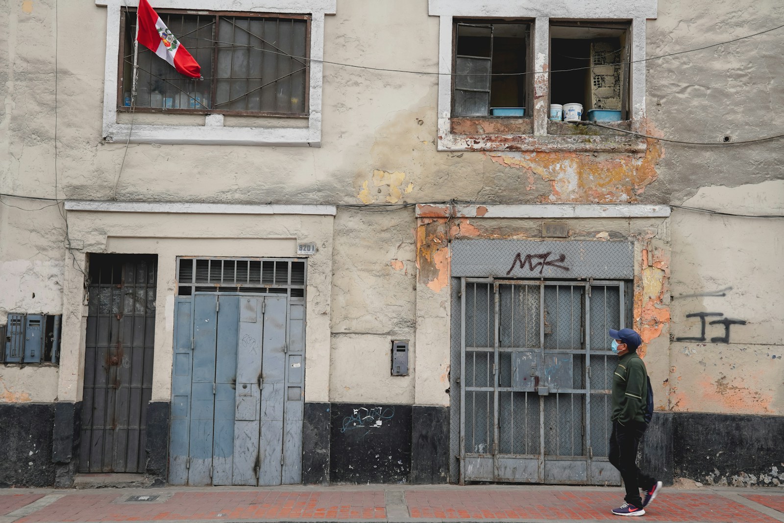Persona caminando por una vereda de Lima